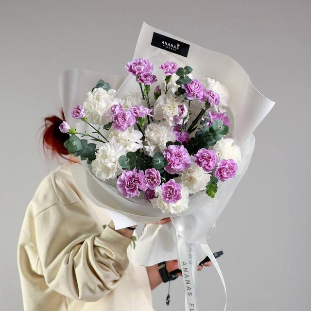 Монобукет с сортовыми диантусами Moon Aqua (в линейке в двух размерах)