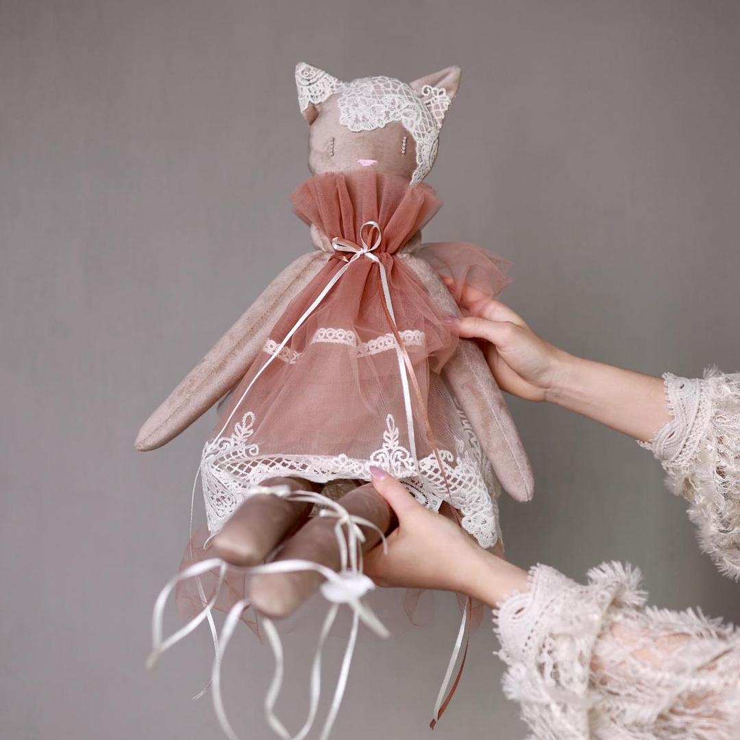 Мягкая игрушка «Котик в платье»