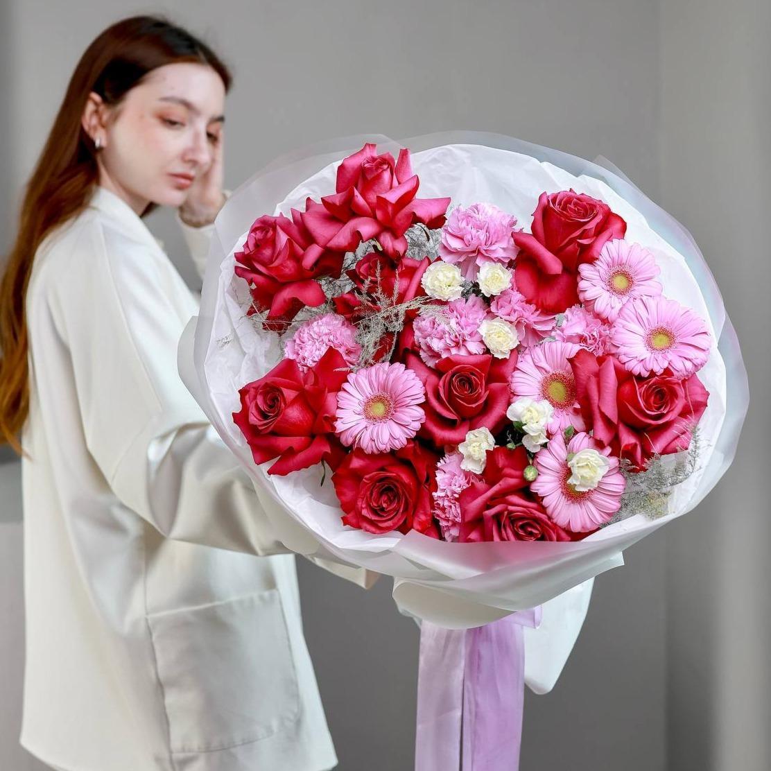 Авторский круглый букет с малиновыми розами (в двух размерах)