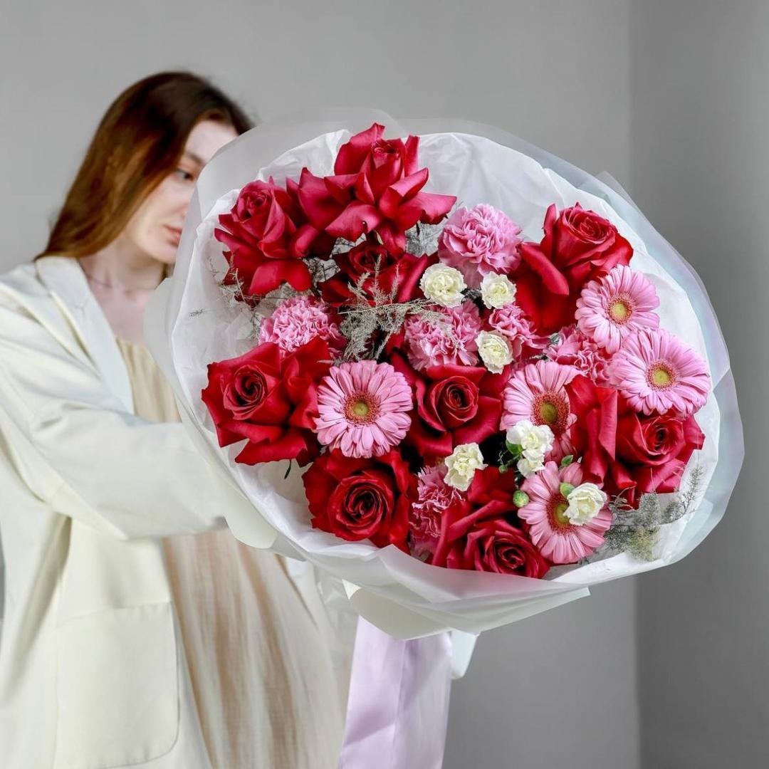 Авторский круглый букет с малиновыми розами (в двух размерах)