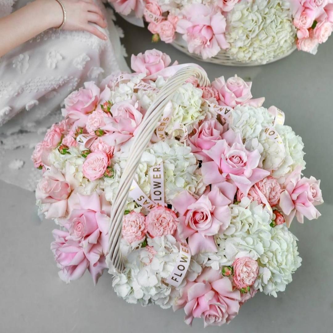 Авторская корзина из нежных роз и гортензий (в двух размерах)