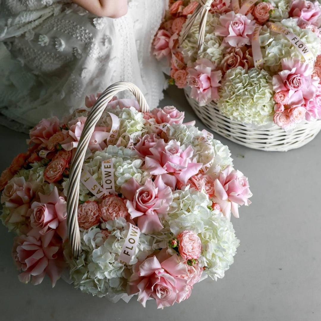 Авторская корзина из нежных роз и гортензий (в двух размерах)
