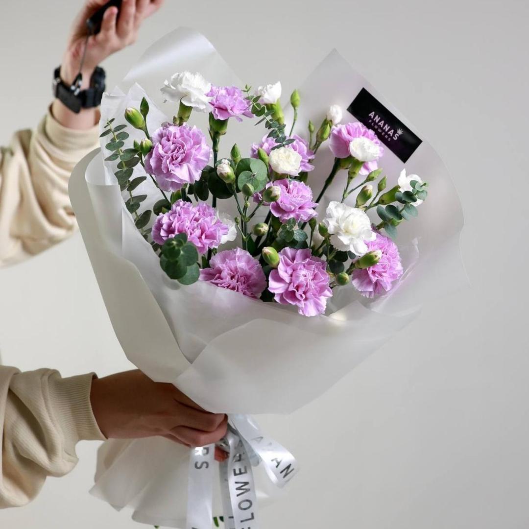 Монобукет с сортовыми диантусами Moon Aqua (в линейке в двух размерах)