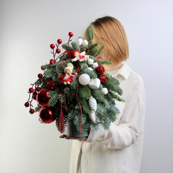 Новогодняя елочка в красно-белой гамме