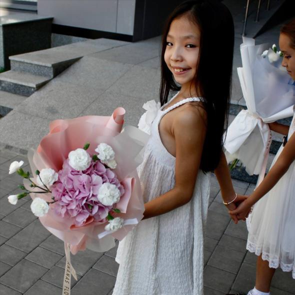 5. Букет с гортензией