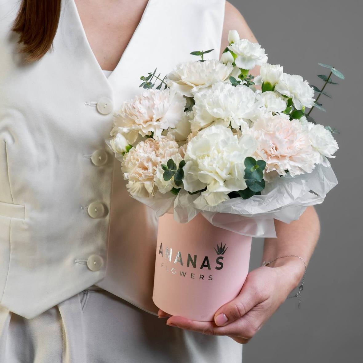 Композиция в коробке Нежные диантусы (в двух размерах)