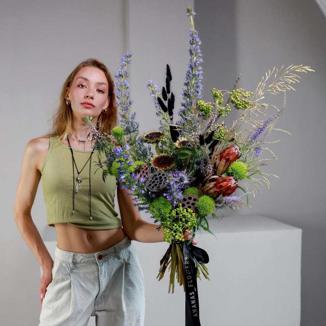 Авторский букет с протеей, лотосами и гвоздикой Green Trick