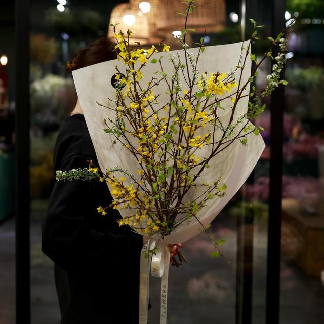 Авторский букет с форзицией и ветками березы (в двух размерах) Авторский букет с форзицией и ветками березы (в двух размерах)