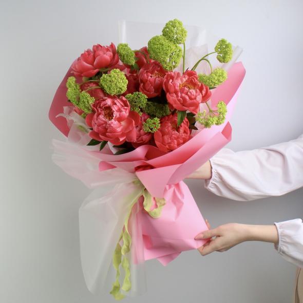 Букет с пионами и вибурнумом