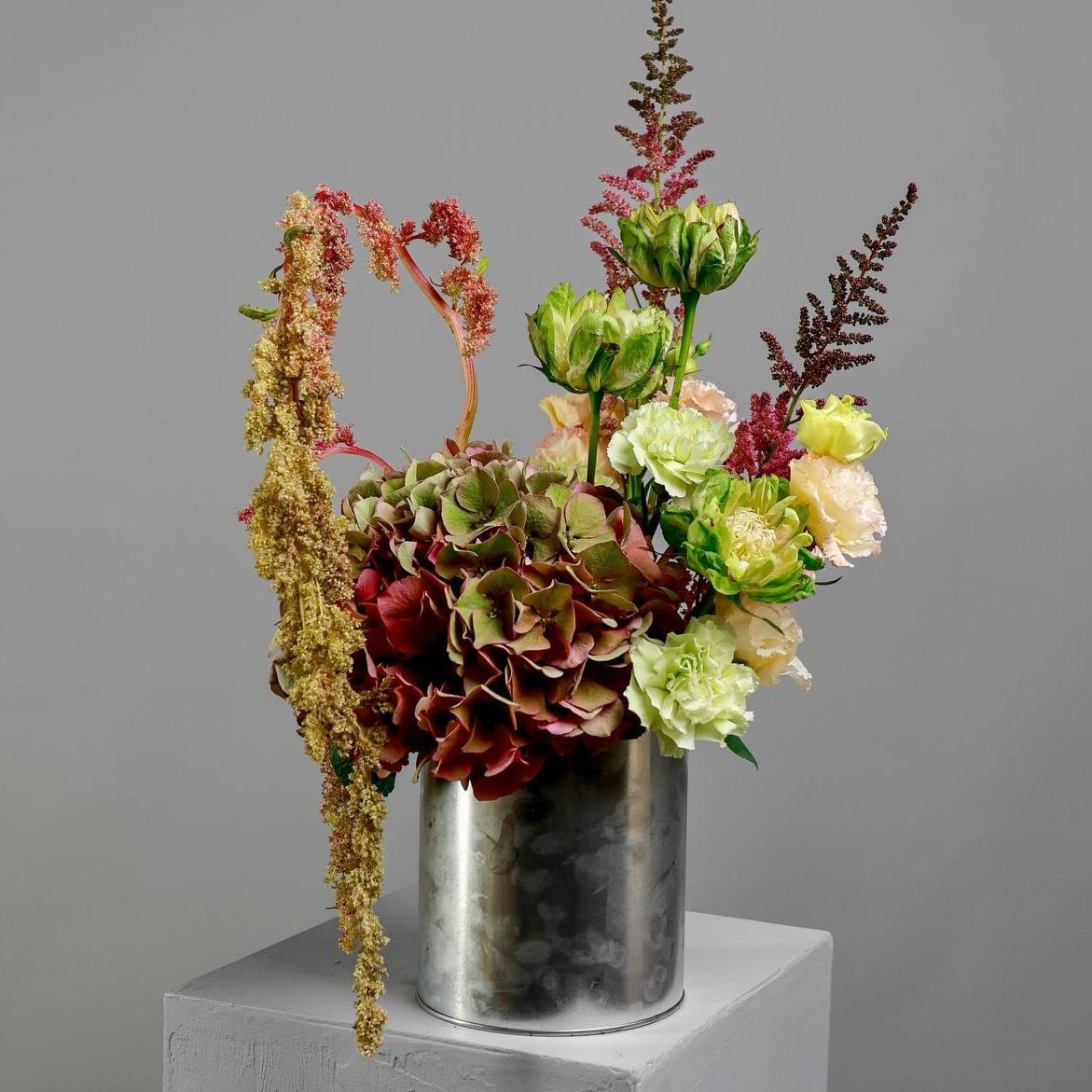 Композиция в банке с гортензией и сортовой розой (в двух размерах)