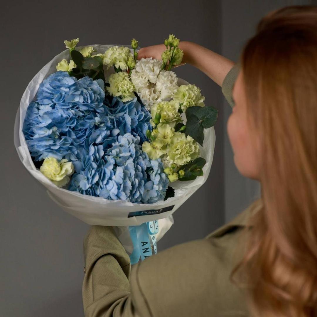 Авторский букет с гортензией и эустомой (в двух размерах)