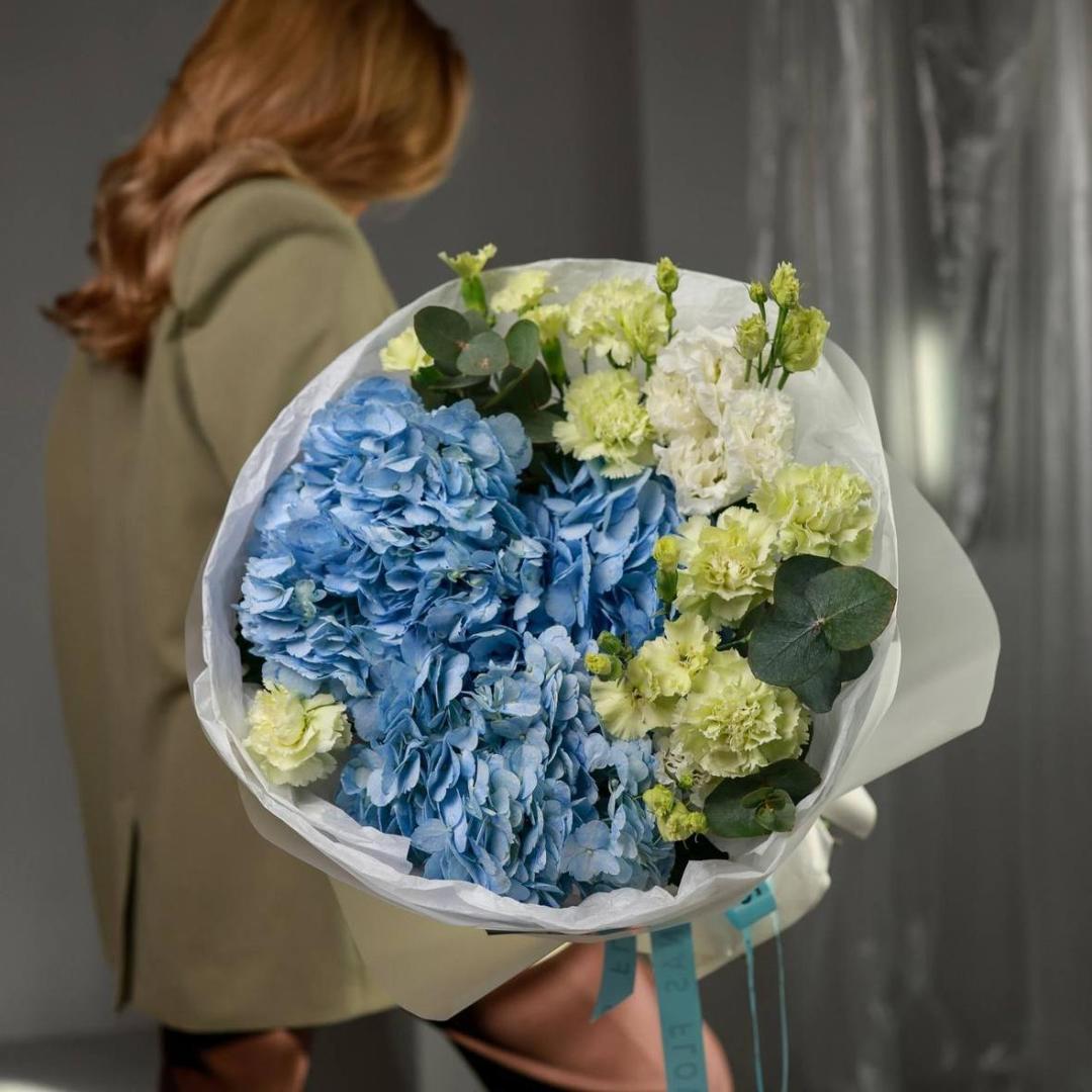 Авторский букет с гортензией и эустомой (в двух размерах)