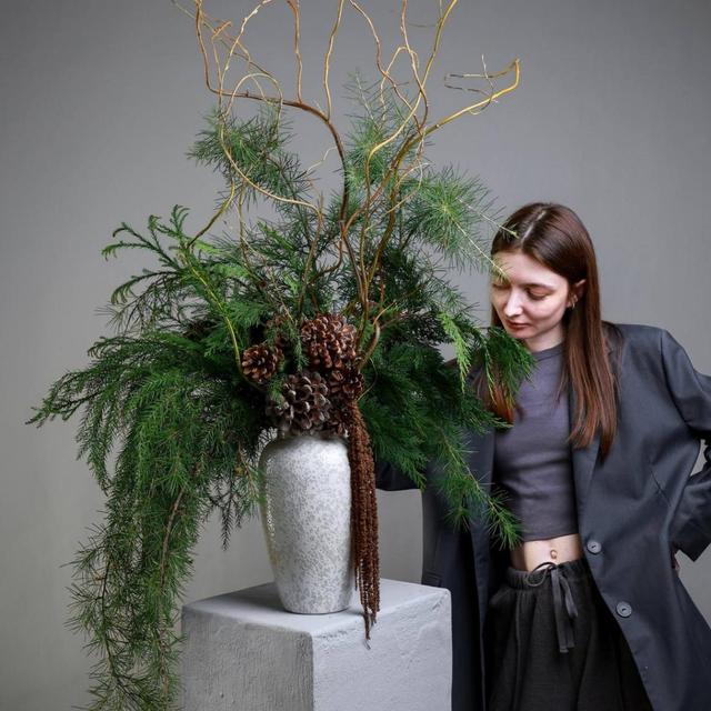 Композиция с хвоей и шишками в вазе Композиция с хвоей и шишками в вазе