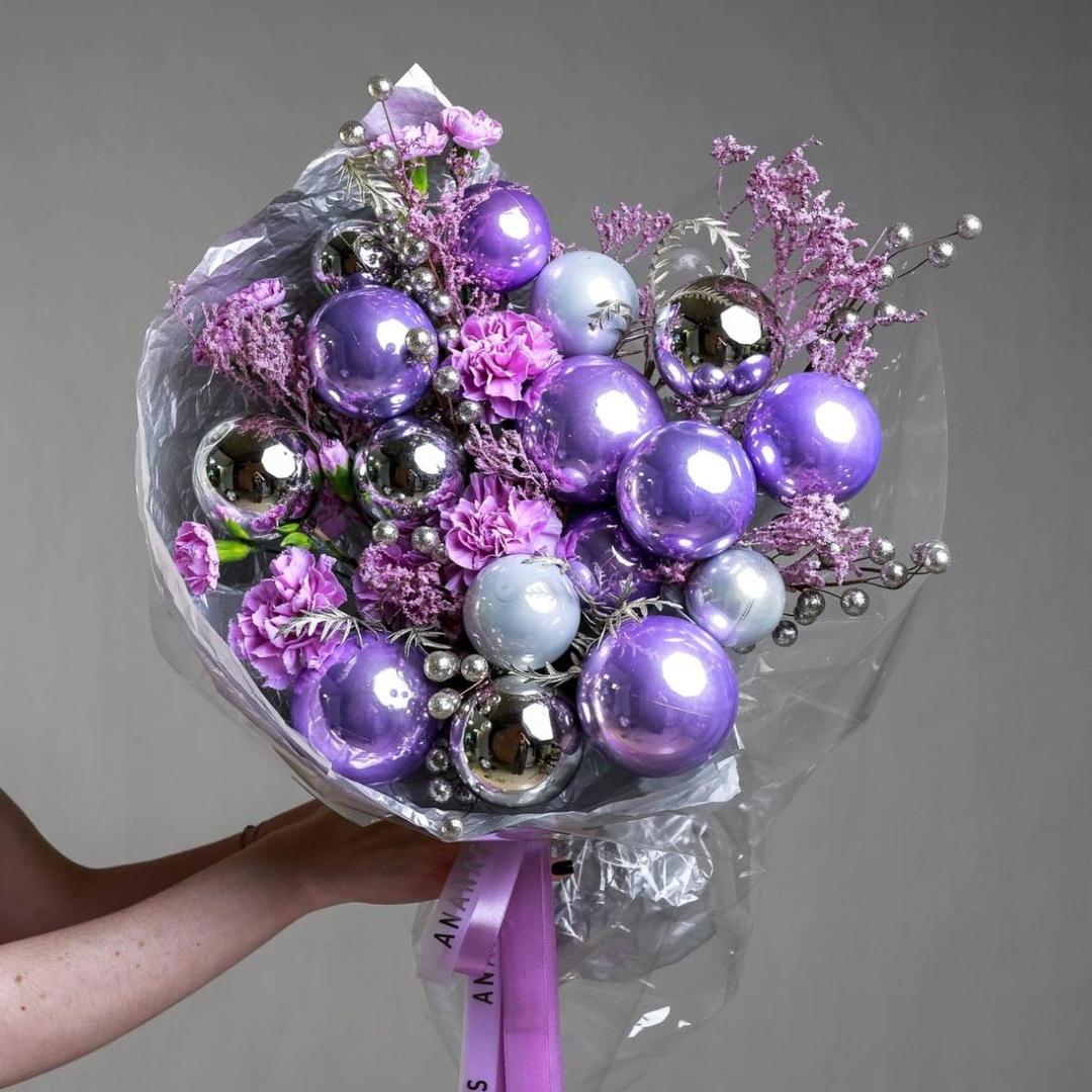 Букет с диантусами Moon Aqua и новогодними шарами