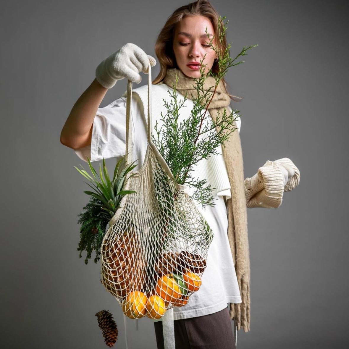 Авоська с ананасом и ветками хвои