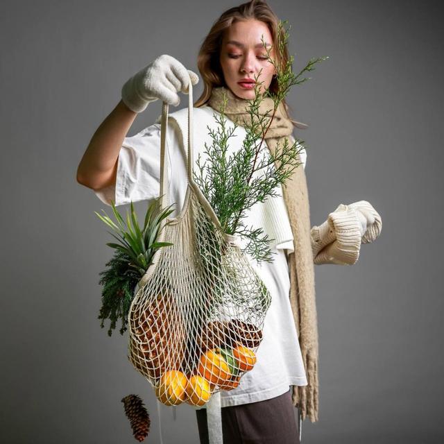 Авоська с ананасом и ветками хвои Авоська с ананасом и ветками хвои