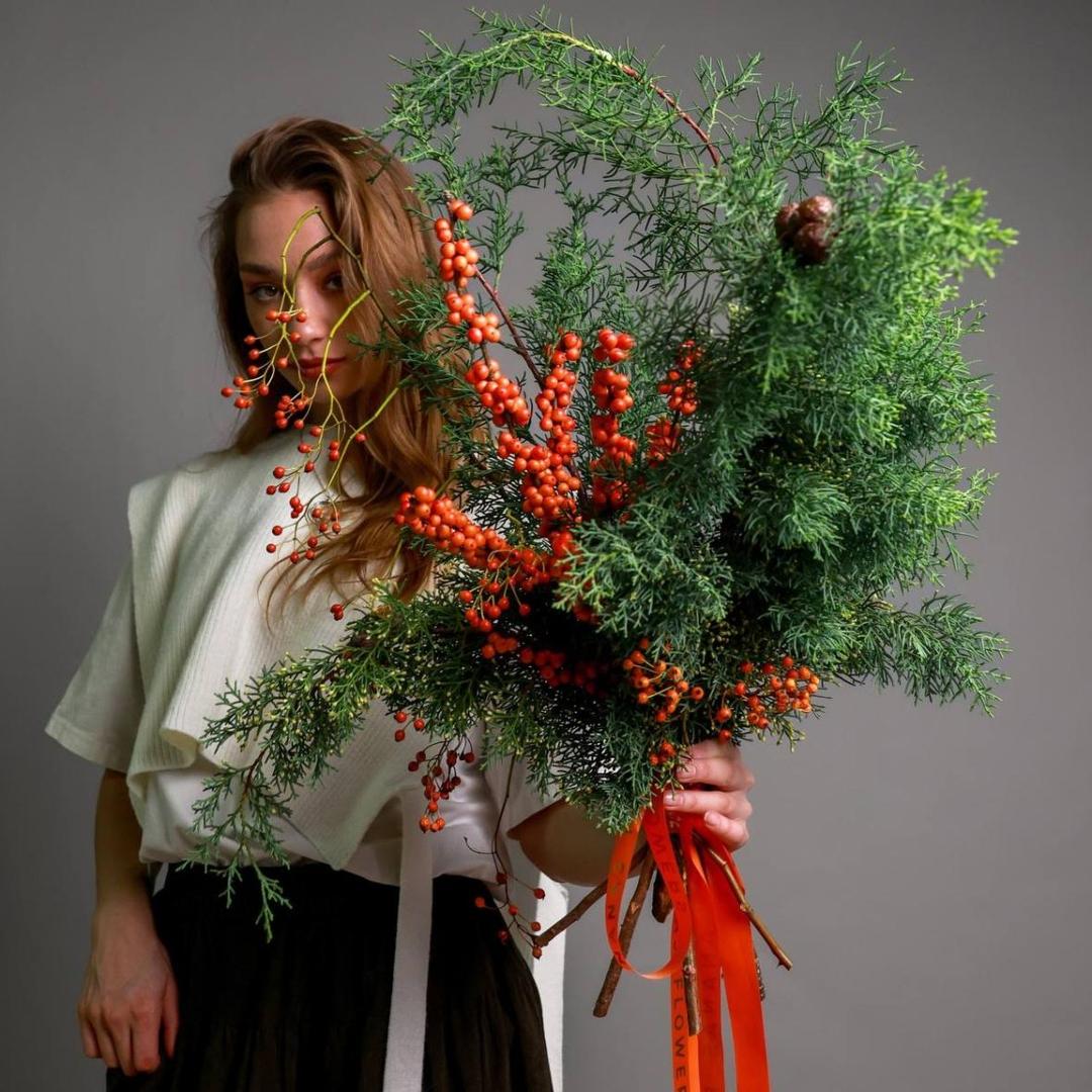 Букет с кипарисом и ветками илекса