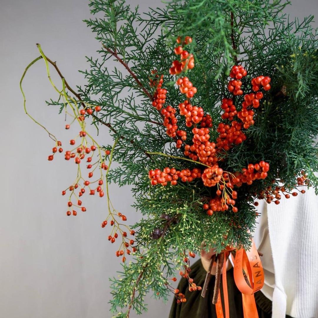 Букет с кипарисом и ветками илекса