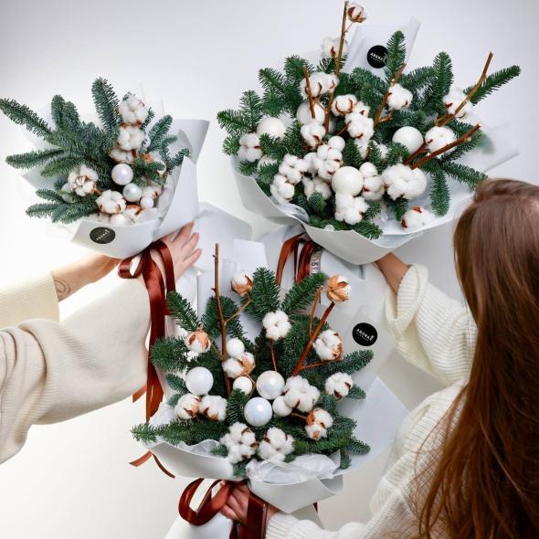 Букет из хлопка нобилиса и белых елочных шаров (в трех размерах) Букет из хлопка нобилиса и белых елочных шаров (в трех размерах)