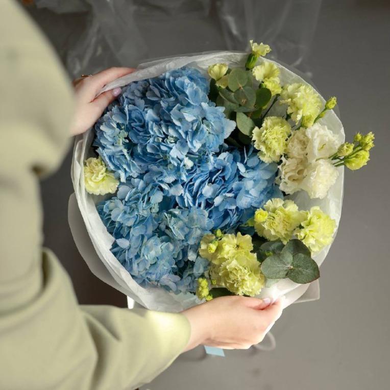 Авторский букет с гортензией и эустомой (в двух размерах)